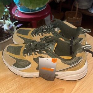 NWT Mens 9 Avia Green and Tan Athletic Shoes